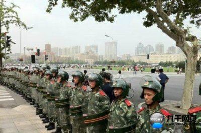 大连十万民上街 抗议巨毒化工厂【组图】