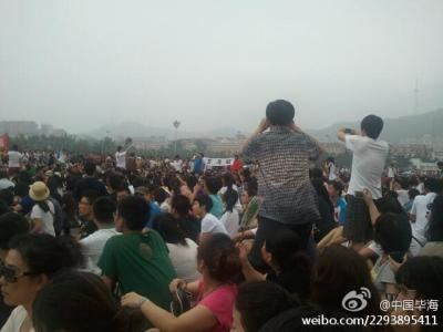 大连十万民上街 抗议巨毒化工厂【组图】