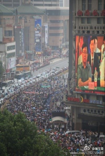 大连十万民上街 抗议巨毒化工厂【组图】