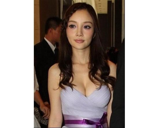 胸又不见了？扒扒辣妈李小璐匪夷所思的“胸”路历程