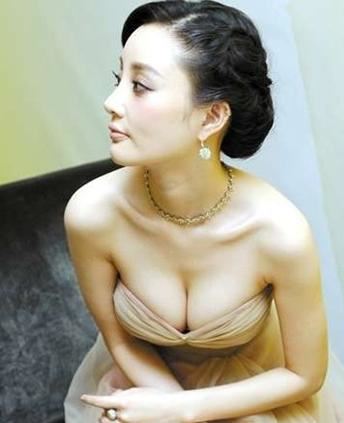 胸又不见了？扒扒辣妈李小璐匪夷所思的“胸”路历程