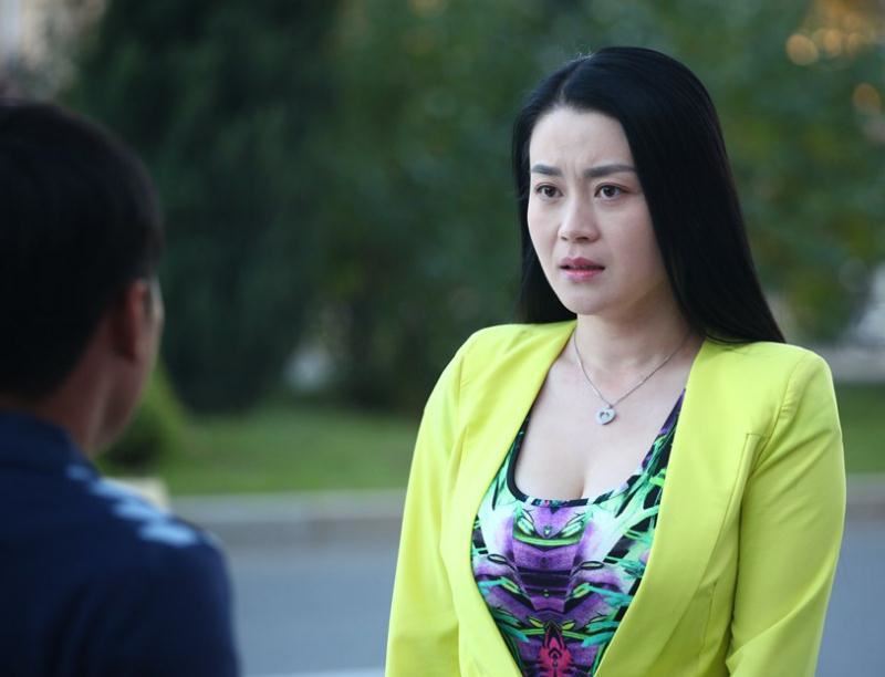 关婷娜凭借90E“巨乳”挺“胸”抢镜（图）