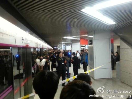 北京地铁一女子被安全门挤压致死