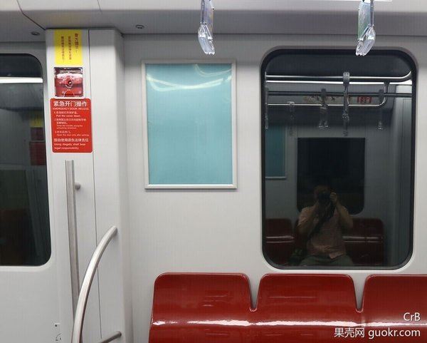 北京地铁一女子被安全门挤压致死