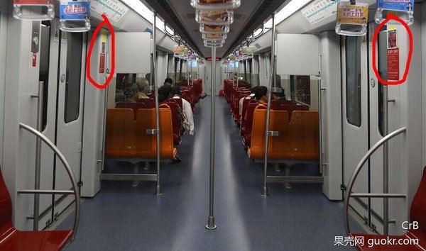 北京地铁一女子被安全门挤压致死
