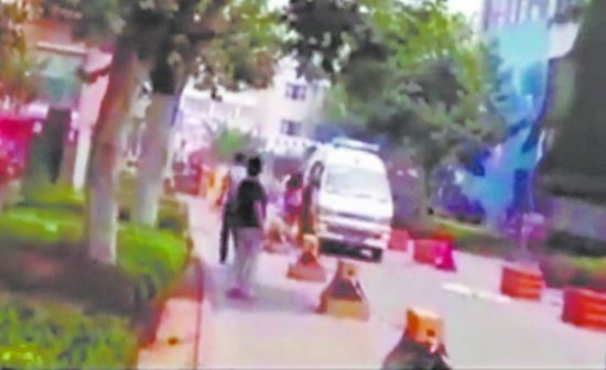 女版药家鑫撞人后裸身阻救援 疑老公出轨报复社会