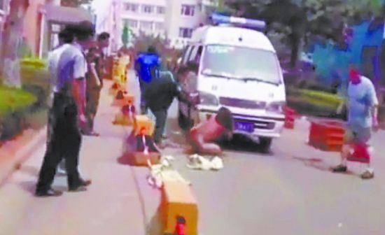 女版药家鑫撞人后裸身阻救援 疑老公出轨报复社会