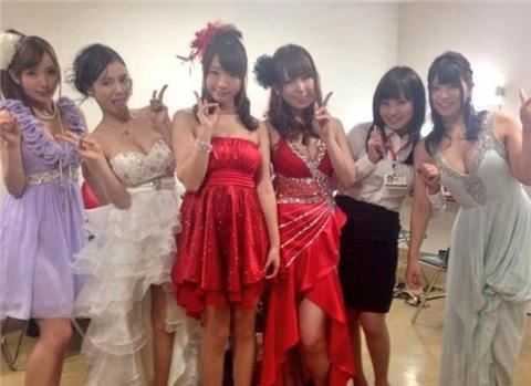 AV女优波多野结衣获奖流泪丰胸外露（图）