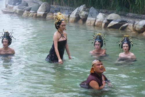 新《西游记》蜘蛛精洗澡照曝光(组图)