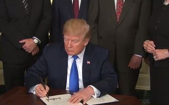 特朗普签了!美国半夜对中国开战!