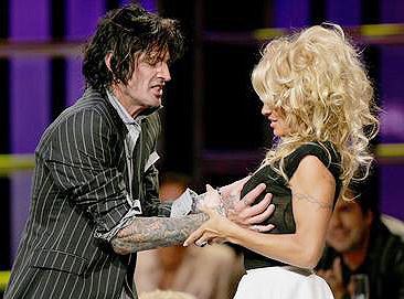 十大女星惨遭粉丝掀衣袭胸尴尬瞬间（图）