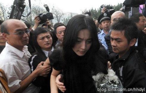 十大女星惨遭粉丝掀衣袭胸尴尬瞬间（图）