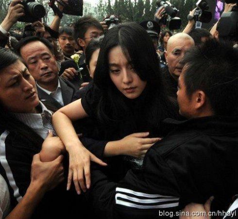 十大女星惨遭粉丝掀衣袭胸尴尬瞬间（图）