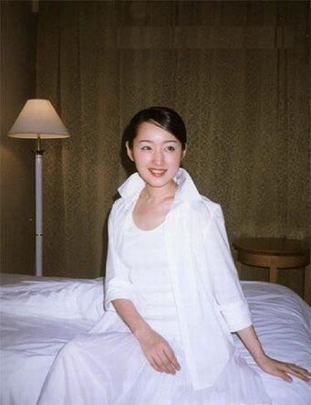 杨钰莹19年前红楼绝版艳照曝光（图）