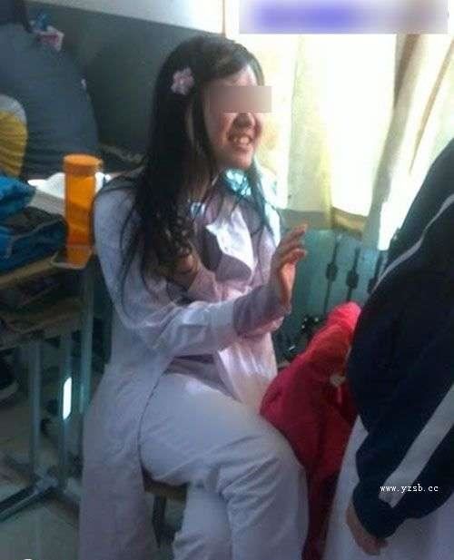 卫校女生教室内扒光上衣自拍为哪般[组图]