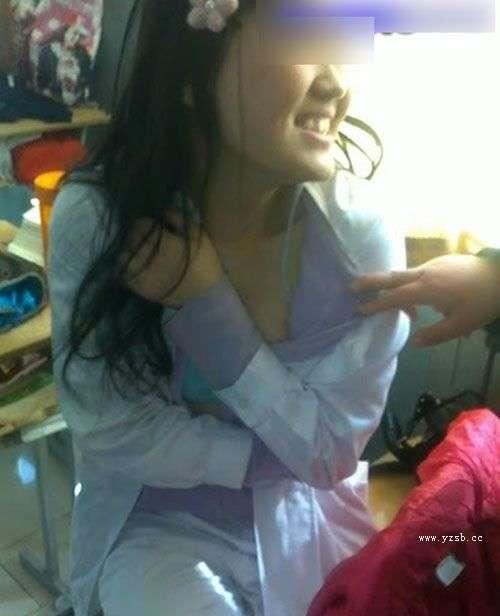 卫校女生教室内扒光上衣自拍为哪般[组图]