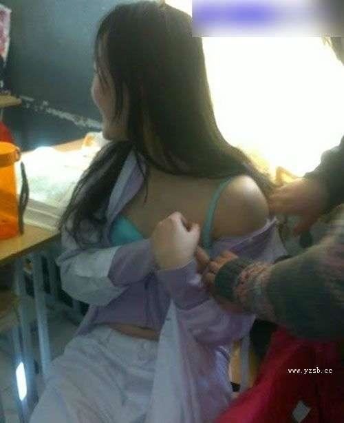 卫校女生教室内扒光上衣自拍为哪般[组图]