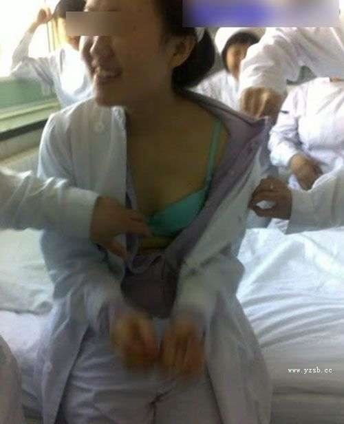 卫校女生教室内扒光上衣自拍为哪般[组图]