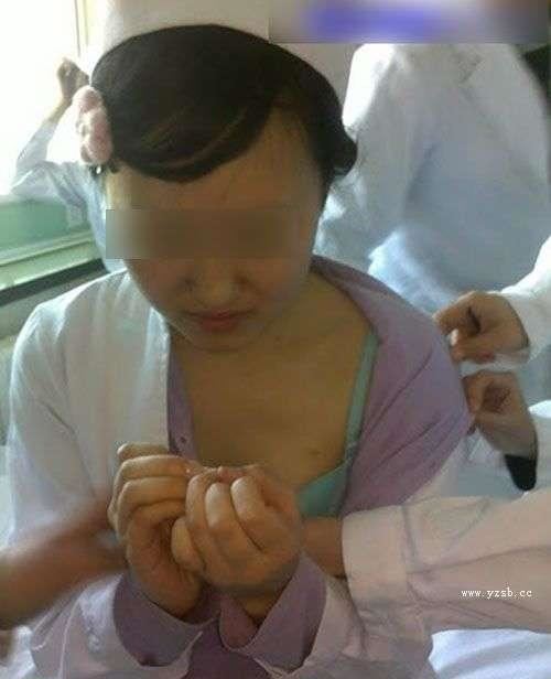 卫校女生教室内扒光上衣自拍为哪般[组图]