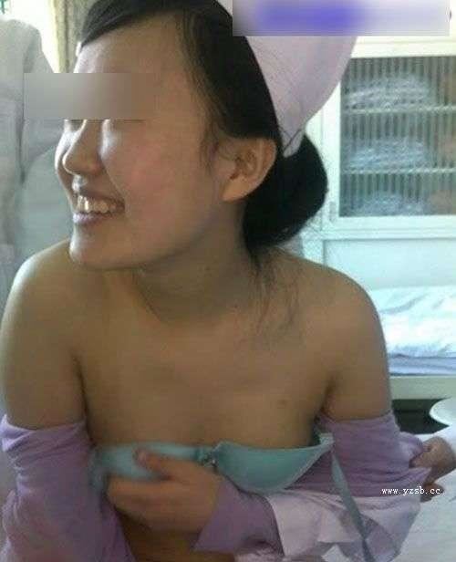 卫校女生教室内扒光上衣自拍为哪般[组图]