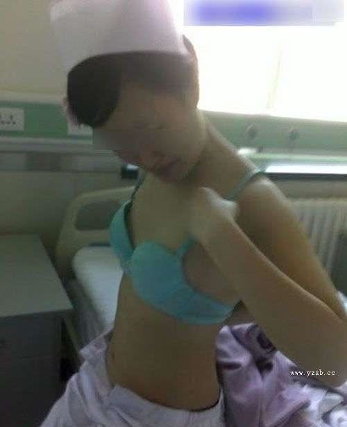 卫校女生教室内扒光上衣自拍为哪般[组图]