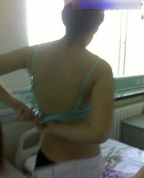 卫校女生教室内扒光上衣自拍为哪般[组图]