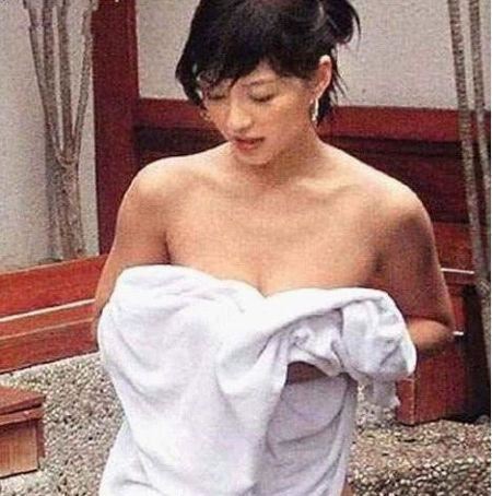 洗澡遭偷拍春光乍泄的十大女星（图）