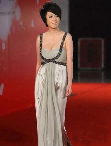 盘点胸部太大Hold不住的30位女星(图)