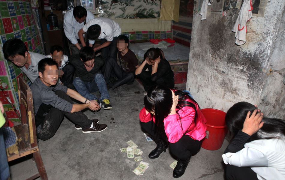 深圳警方扫黄，捉“卖淫嫖娼男女”于床上[组图