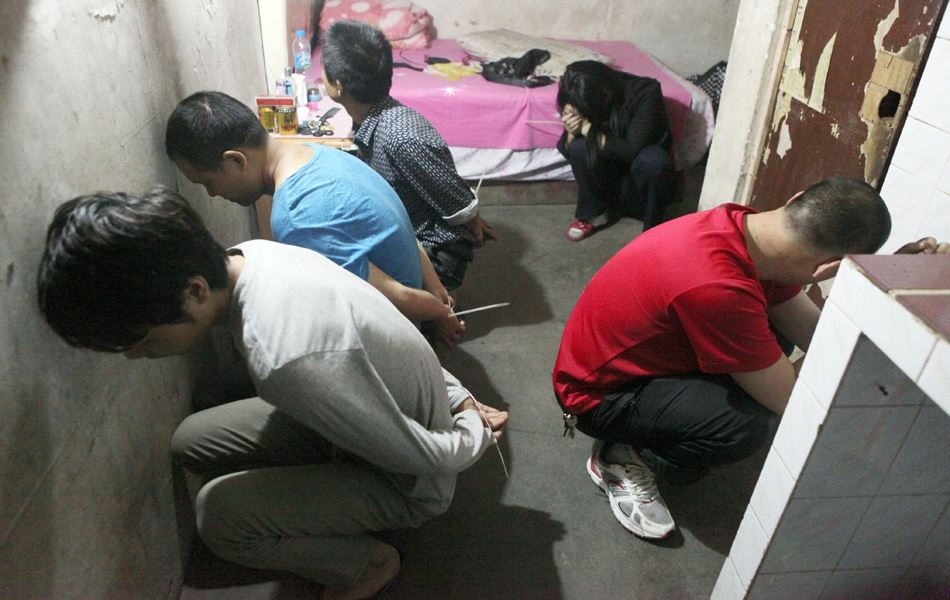 深圳警方扫黄,捉“卖淫嫖娼男女”于床上[组图