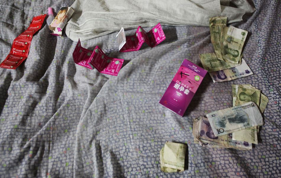 深圳警方扫黄，捉“卖淫嫖娼男女”于床上[组图