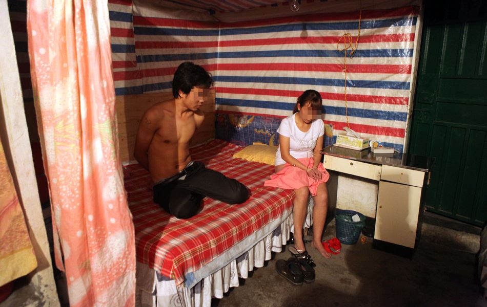 深圳警方扫黄，捉“卖淫嫖娼男女”于床上[组图