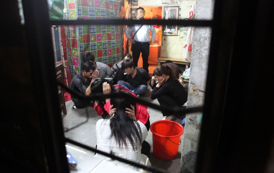 深圳警方扫黄，捉“卖淫嫖娼男女”于床上[组图