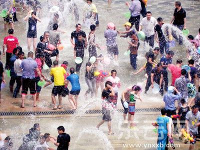 西双版纳泼水节:25人借机袭胸摸臀猥亵妇女被抓