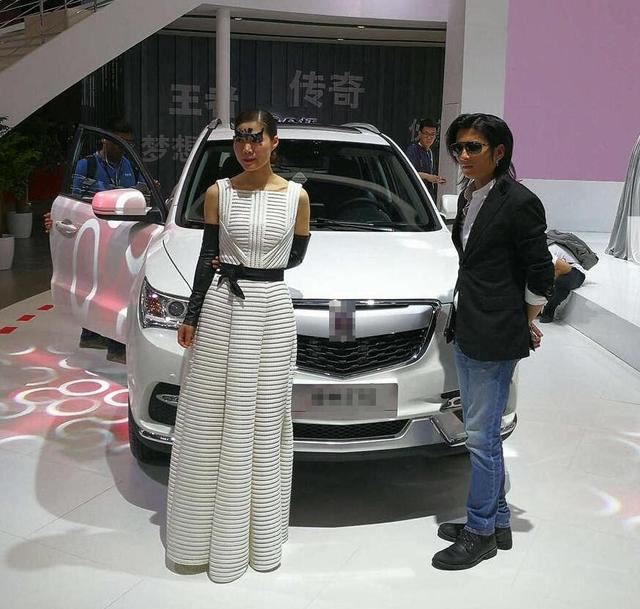 山寨版王菲谢霆锋车展捞金，那些坑了正版的山寨明星