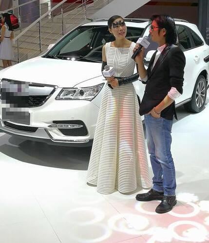 山寨版王菲谢霆锋车展捞金，那些坑了正版的山寨明星