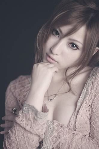 日本女星不雅床照张开双腿露出私处（图）