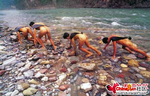 长江“裸体女纤夫”一年能挣几平方米房子的钱（附图）