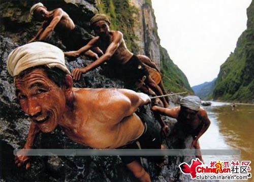 长江“裸体女纤夫”一年能挣几平方米房子的钱（附图）