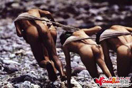 长江“裸体女纤夫”一年能挣几平方米房子的钱（附图）