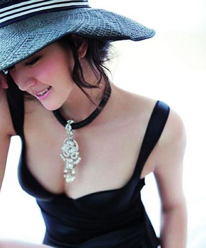 唐一菲最火辣的25张性感照片大曝光