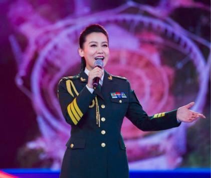 40岁谭晶勇敢登上《歌手》舞台，院士老公在背后默默支持