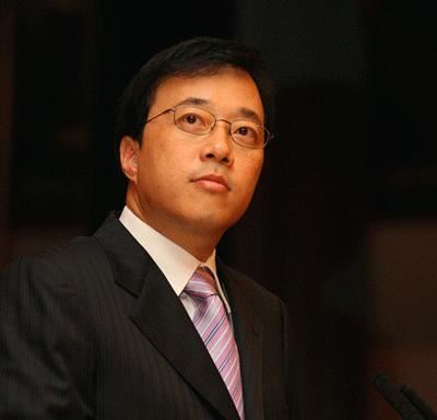 40岁谭晶勇敢登上《歌手》舞台，院士老公在背后默默支持