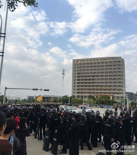 昆明城管全副武装围殴商贩震惊国人