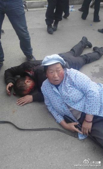 昆明城管全副武装围殴商贩震惊国人