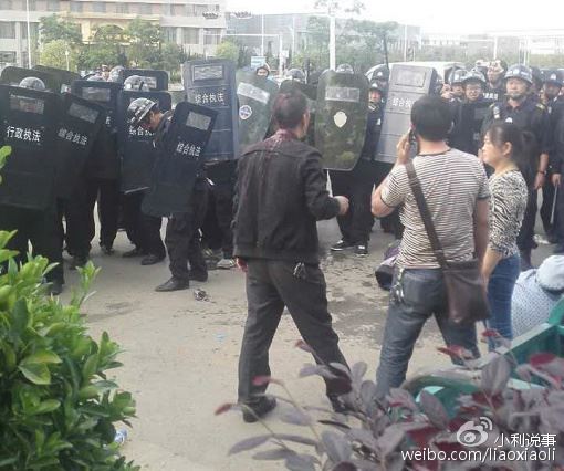 昆明城管全副武装围殴商贩震惊国人