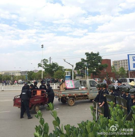 昆明城管全副武装围殴商贩震惊国人