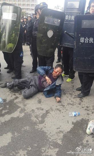 昆明城管全副武装围殴商贩震惊国人