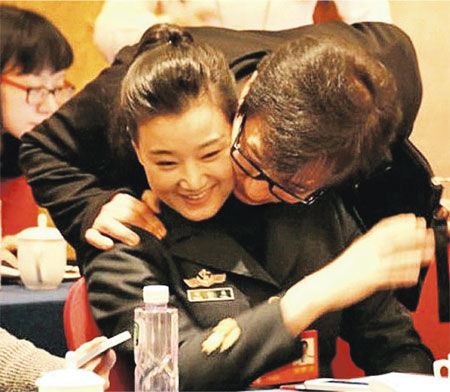 强搂宋祖英官员为何说和成龙没法比?