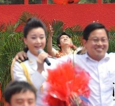 强搂宋祖英官员为何说和成龙没法比？